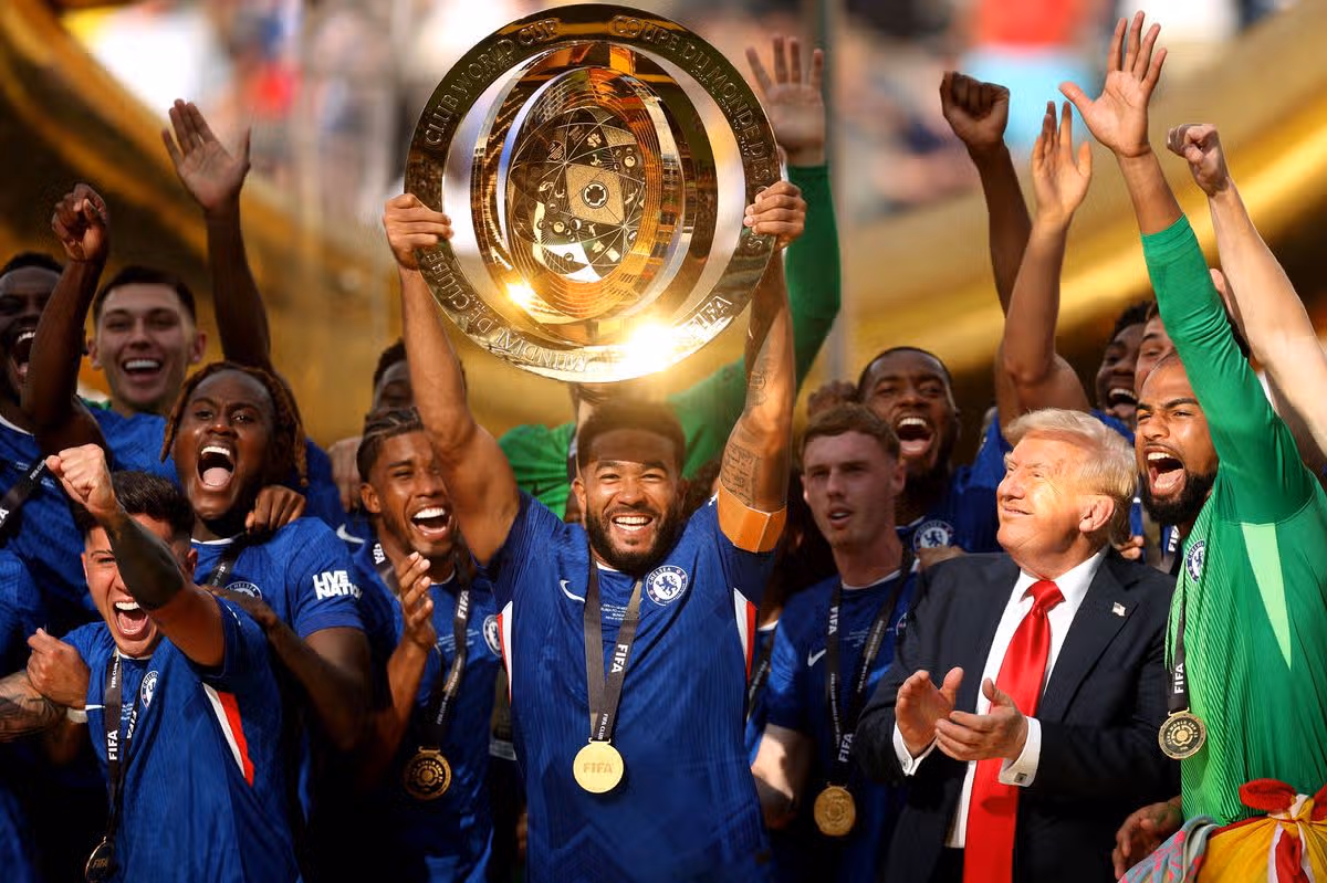 Reece James z Chelsea zdvihol nad hlavu trofej z Majstrovstiev sveta klubov FIFA, ktorú odovzdal americký prezident Donald Trump