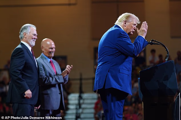 Trump povzbudzuje publikum, aby pokračovalo v kontroverznom sekaní tomahavkom
