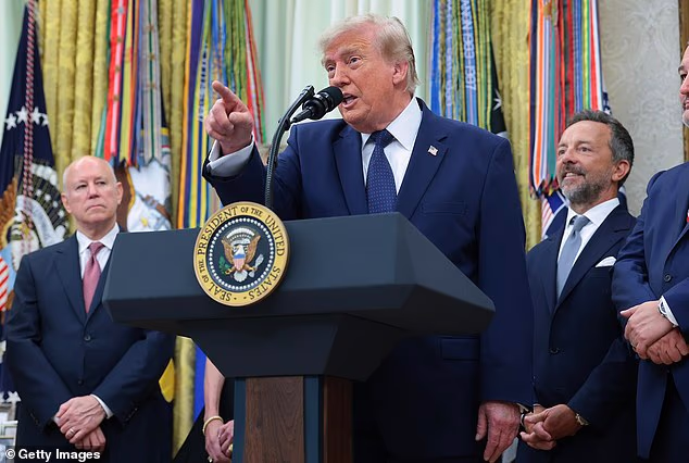Donald Trump hovoril o svojom zapojení do drámy o červenej karte Folarin Balogun