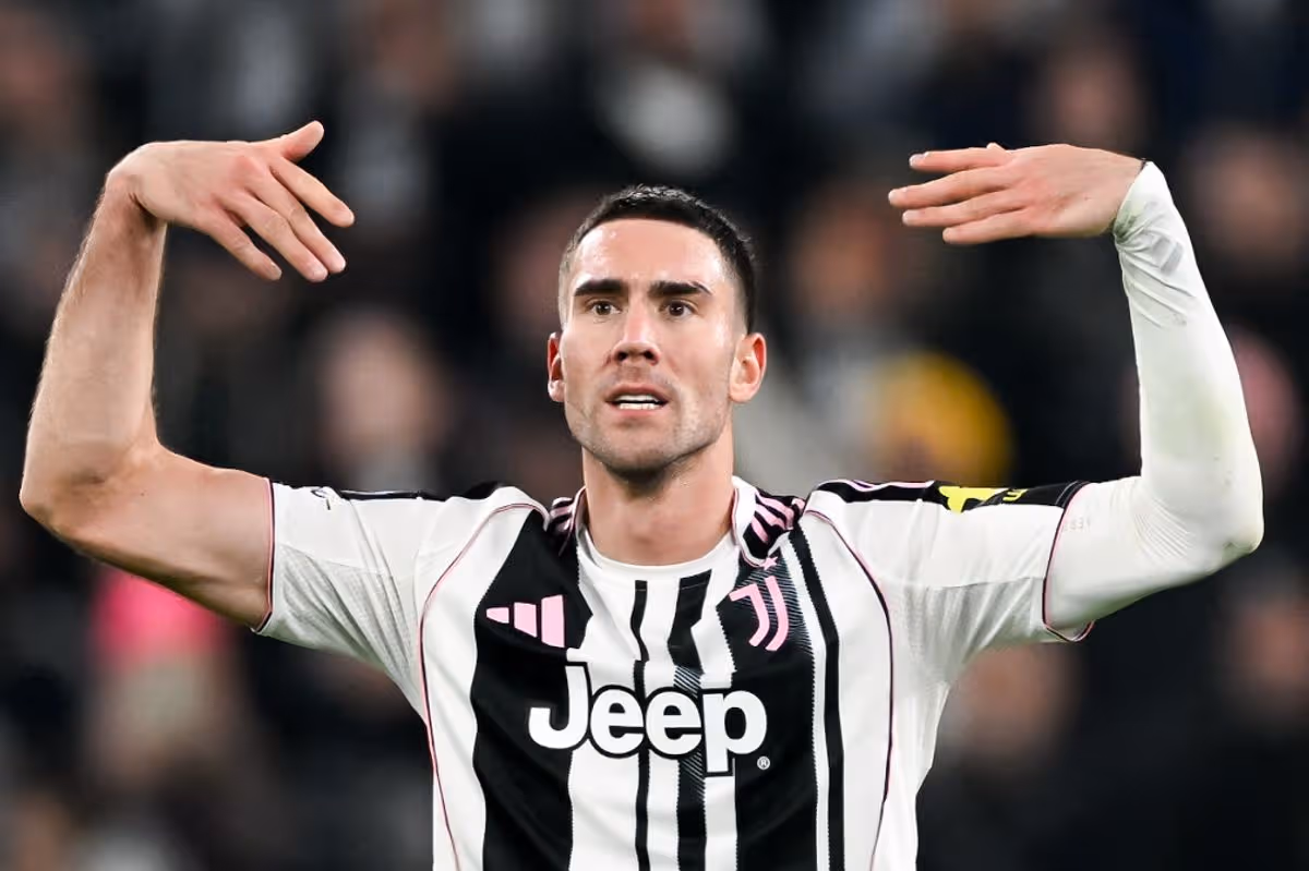 Dušan Vlahovič z Juventusu oslavuje po strelení prvého gólu svojho tímu počas zápasu MD4 fázy Ligy majstrov UEFA 2025/26 medzi Juventusom a Sporting Clube de Portugal na štadióne Juventusu