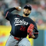 1. júla 2026; Houston, Texas, USA; Nadhadzovač Minnesoty Twins Taj Bradley (26) počas prvej smeny v Daikin Parku zahral proti Houstonu Astros. Povinný kredit: Erik Williams-Imagn Images