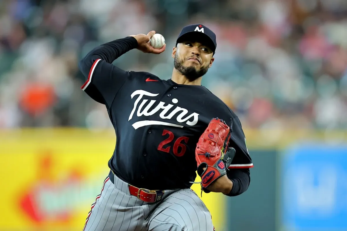 1. júla 2026; Houston, Texas, USA; Nadhadzovač Minnesoty Twins Taj Bradley (26) počas prvej smeny v Daikin Parku zahral proti Houstonu Astros. Povinný kredit: Erik Williams-Imagn Images