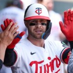 17. mája 2026; Minneapolis, Minnesota, USA; Úderník tímu Minnesota Twins Ryan Jeffers (27) oslavuje svoj sólo homerun proti Milwaukee Brewers počas piatej zmeny na Target Field. Povinný kredit: Matt Krohn-Imagn Images