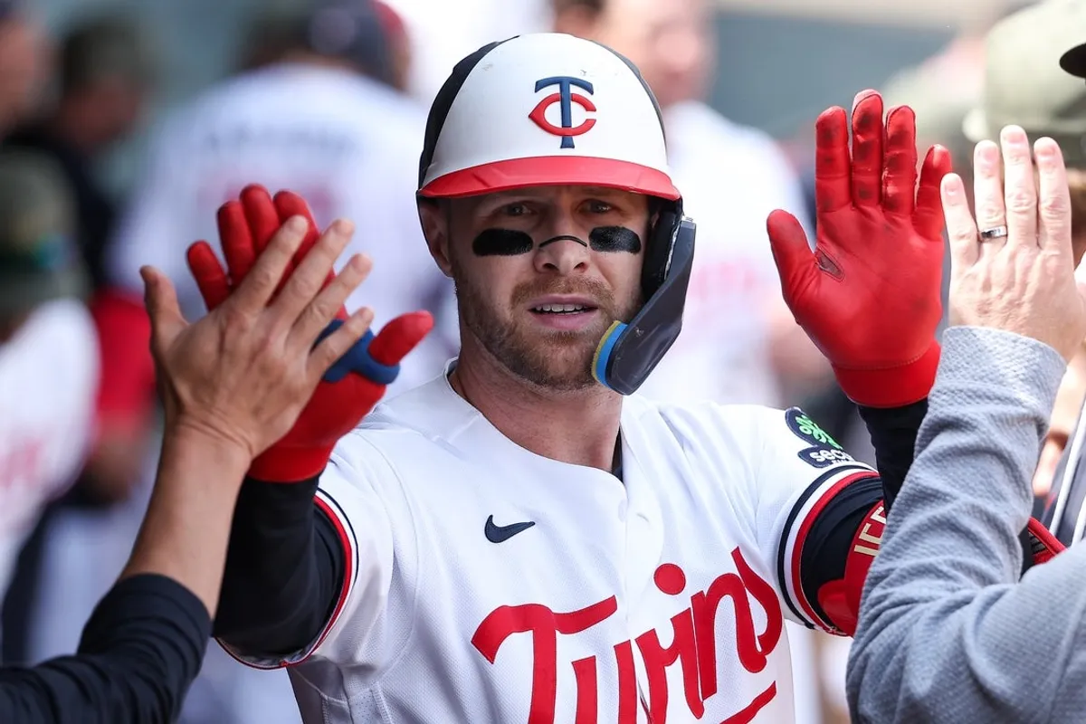 17. mája 2026; Minneapolis, Minnesota, USA; Úderník tímu Minnesota Twins Ryan Jeffers (27) oslavuje svoj sólo homerun proti Milwaukee Brewers počas piatej zmeny na Target Field. Povinný kredit: Matt Krohn-Imagn Images