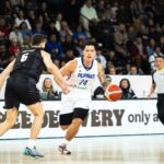Dwight Ramos Gilasa Pilipinasa v akcii počas zápasu s Novým Zélandom v ázijskej kvalifikácii majstrovstiev sveta Fiba 2027 v Aucklande.