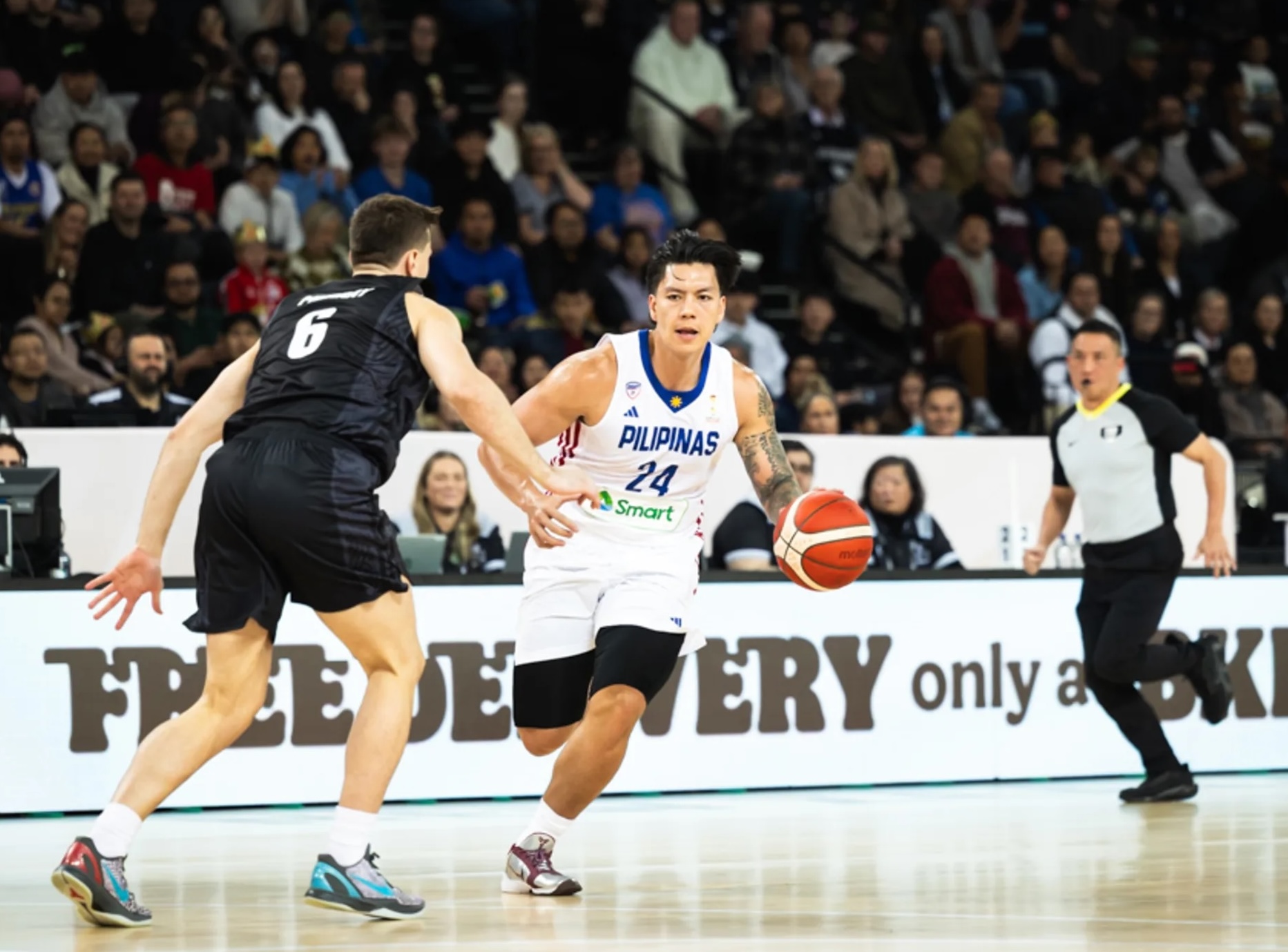 Dwight Ramos Gilasa Pilipinasa v akcii počas zápasu s Novým Zélandom v ázijskej kvalifikácii majstrovstiev sveta Fiba 2027 v Aucklande.