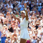 Alexandra Eala z Filipín oslavuje víťazstvo v 3. kole dvojhry žien proti Poľke Ige Swiatekovej na tenisových majstrovstvách Wimbledonu v Londýne, v sobotu 4. júla 2026.(AP Photo/Maja Smiejkowska)