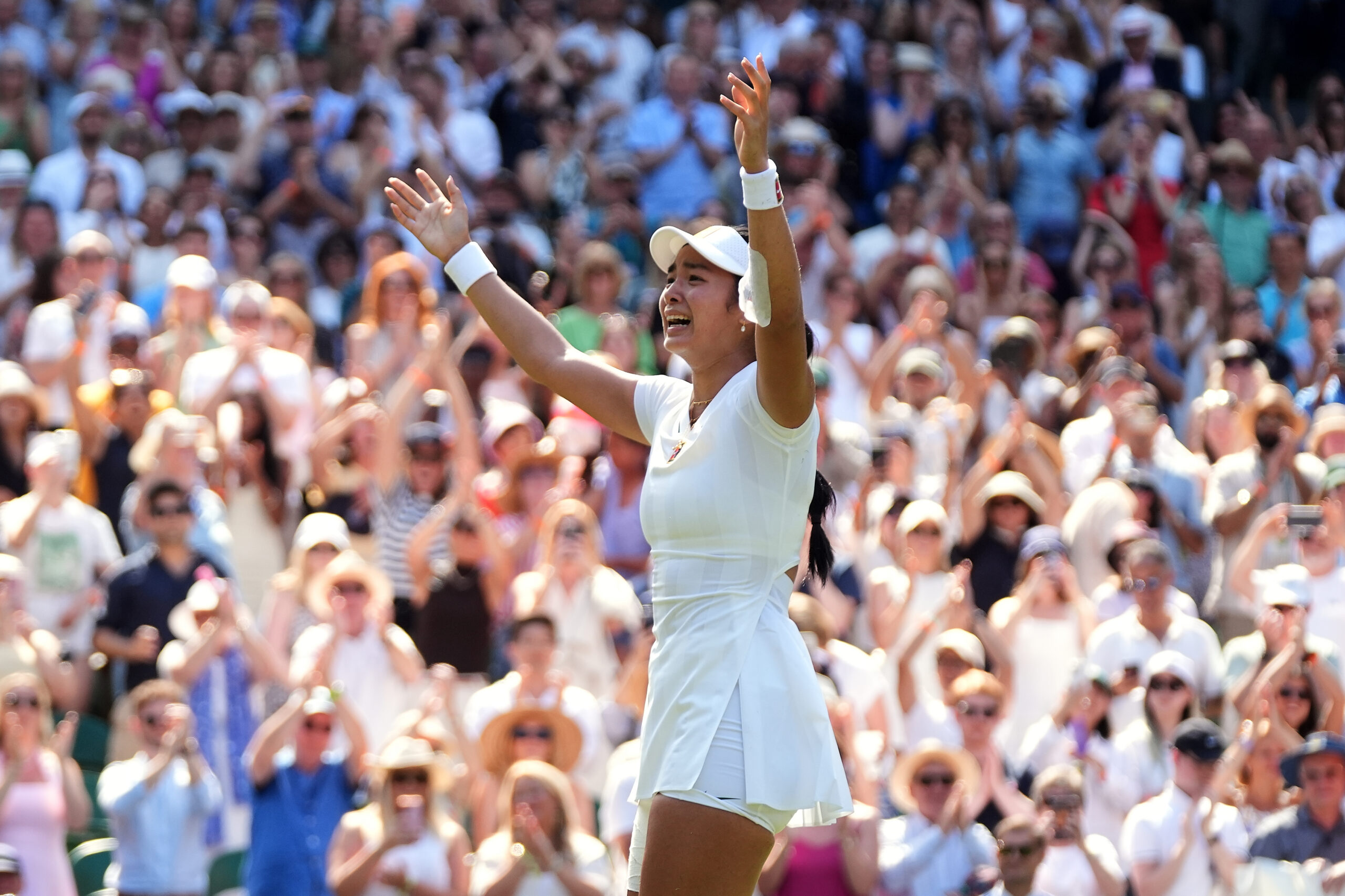 Alexandra Eala z Filipín oslavuje víťazstvo v 3. kole dvojhry žien proti Poľke Ige Swiatekovej na tenisových majstrovstvách Wimbledonu v Londýne, v sobotu 4. júla 2026.(AP Photo/Maja Smiejkowska)
