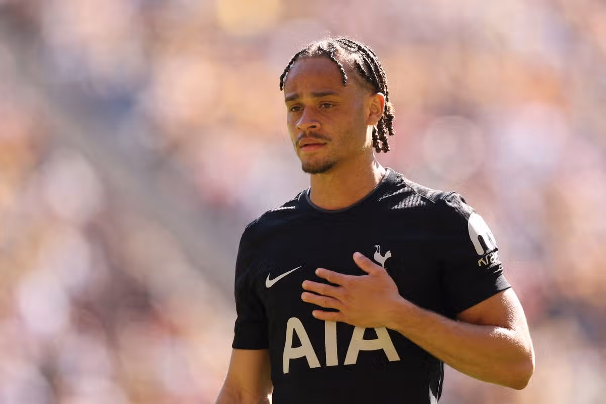 Xavi Simons oslovil rodinu mladého fanúšika Tottenham Hotspur Georgea Dennisa po tom, čo sa dozvedel, že 11-ročný chlapec zomrel.