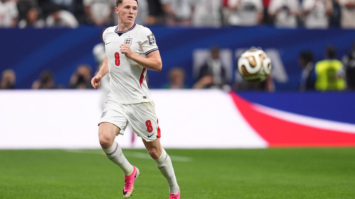 Elliot Anderson dokončil prestup do Manchestru City a začal kopať do konkurenčného United