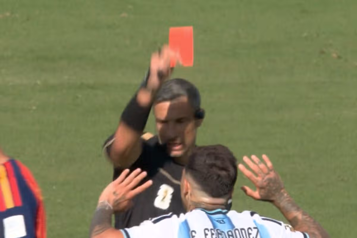 Enzo Fernandez bol vylúčený proti Španielsku