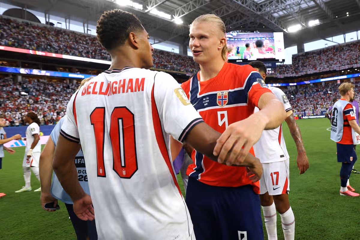 MIAMI GARDENS, FLORIDA – 11. JÚL: Jude Bellingham č. 10 z Anglicka a Erling Haaland č. 9 z Nórska sa objímajú po štvrťfinálovom zápase majstrovstiev sveta vo futbale 2026 medzi Nórskom a Anglickom na štadióne Miami 11. júla 2026 v Miami Gardens na Floride. (Foto Eddie Keogh – The FA/The FA cez Getty Images)