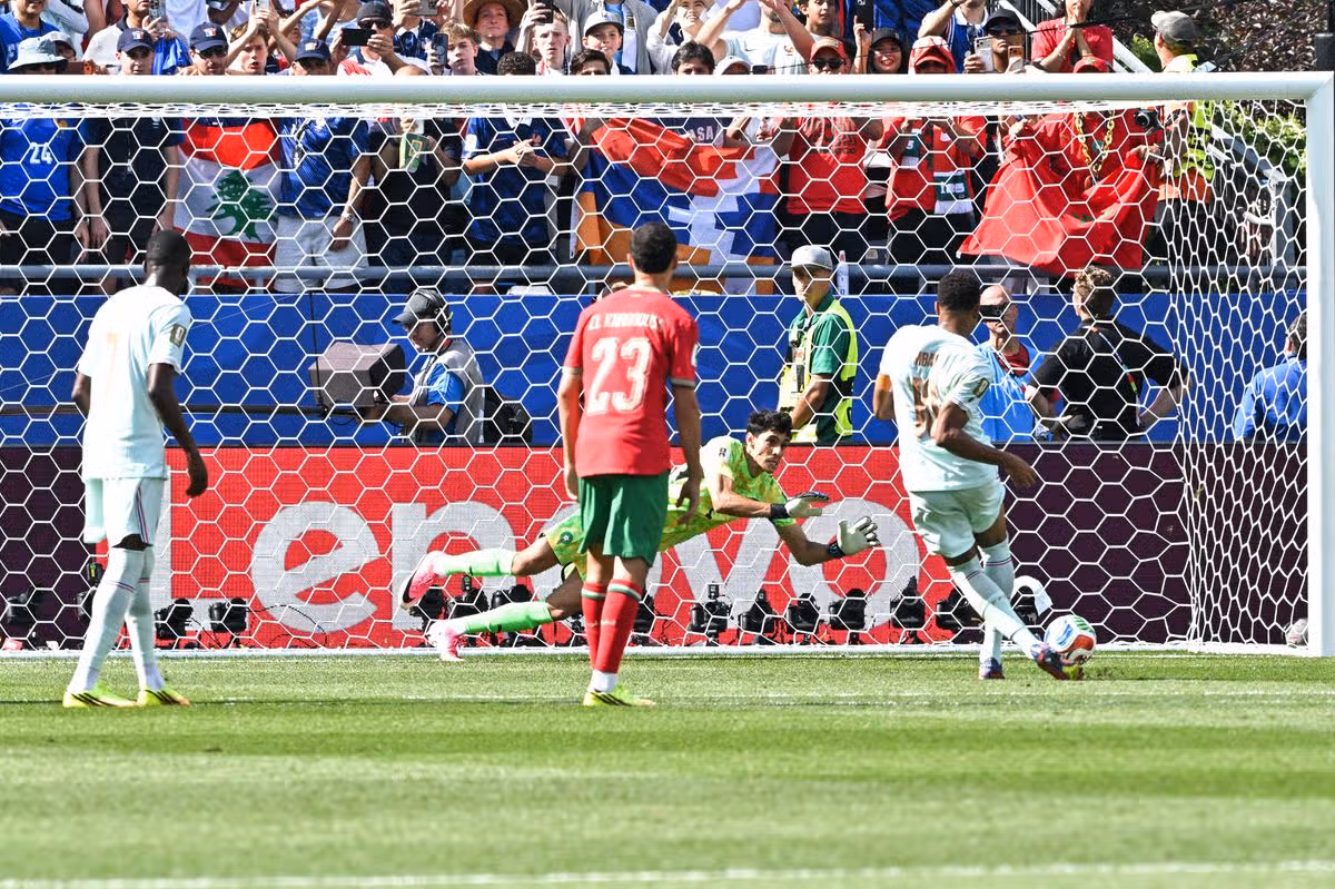 Kylian MBAPPE z Francúzska nepremeškal trest a Yassine BOUNOU z Maroka počas zápasu 4. kola Svetového pohára FIFA 2026 medzi Francúzskom a Marokom na štadióne Gillette 9. júla 2026 vo Foxborough v štáte Massachusetts. (Foto: Baptiste Fernandez/Icon Sport cez Getty Images)