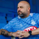 Manolo Gonzalez Espanyol v modrom športovom drese sediaci na štadióne.