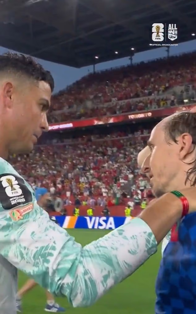 Cristiano Ronaldo (vľavo) sa na plný úväzok podelil o pár utešujúcich slov s Lukom Modričom