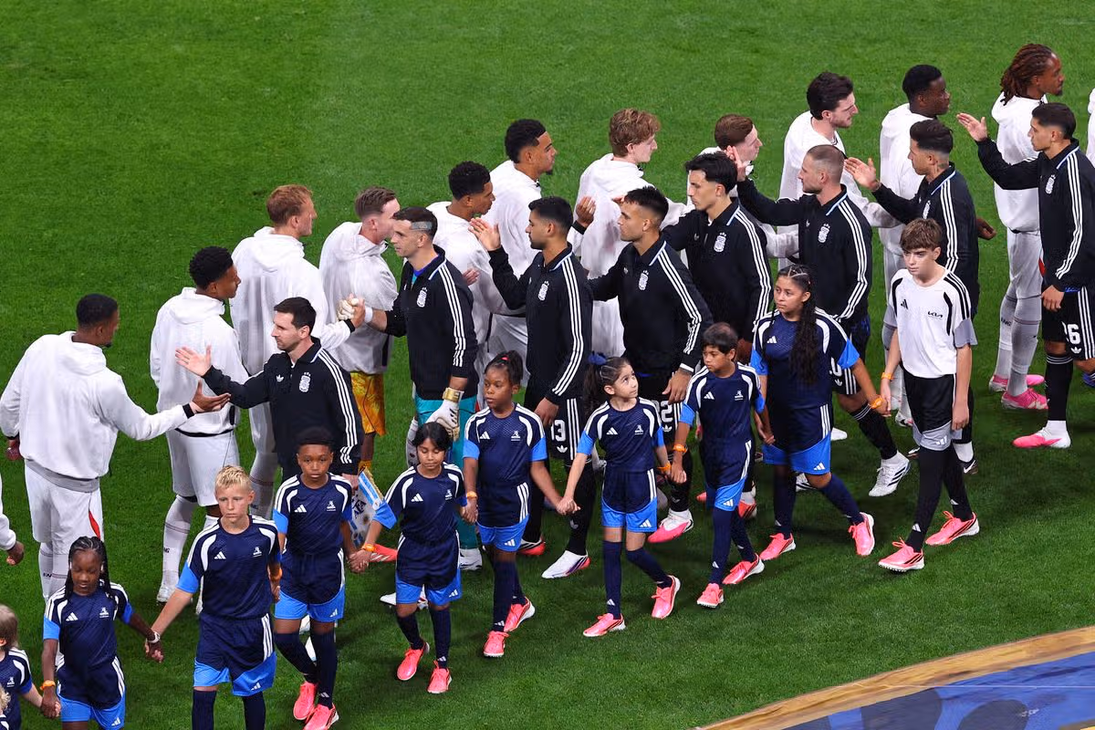Hráči Argentíny si podávajú ruky s hráčmi Anglicka počas semifinálového zápasu FIFA World Cup 2026 medzi Anglickom a Argentínou na štadióne Atlanta 15. júla 2026 v Atlante, Spojené štáty americké