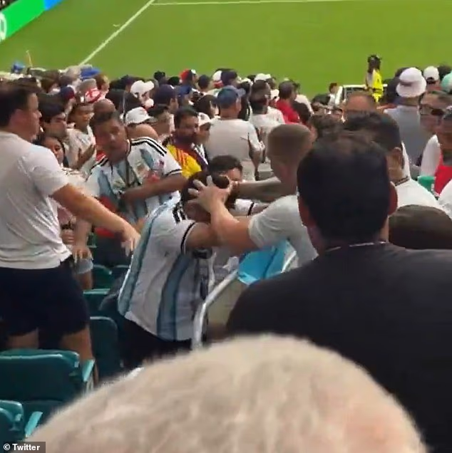 Priaznivci Argentíny, ktorí sa zúčastňujú štvrťfinálového zápasu Anglicka proti Nórsku, bojujú na tribúne s anglickým fanúšikom