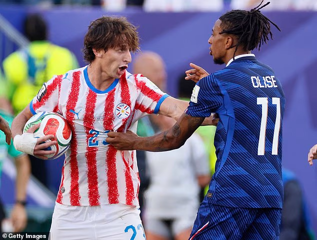 Francúzsko sa odvolalo na FIFA kvôli žltej karte Michaela Oliseho proti Paraguaju