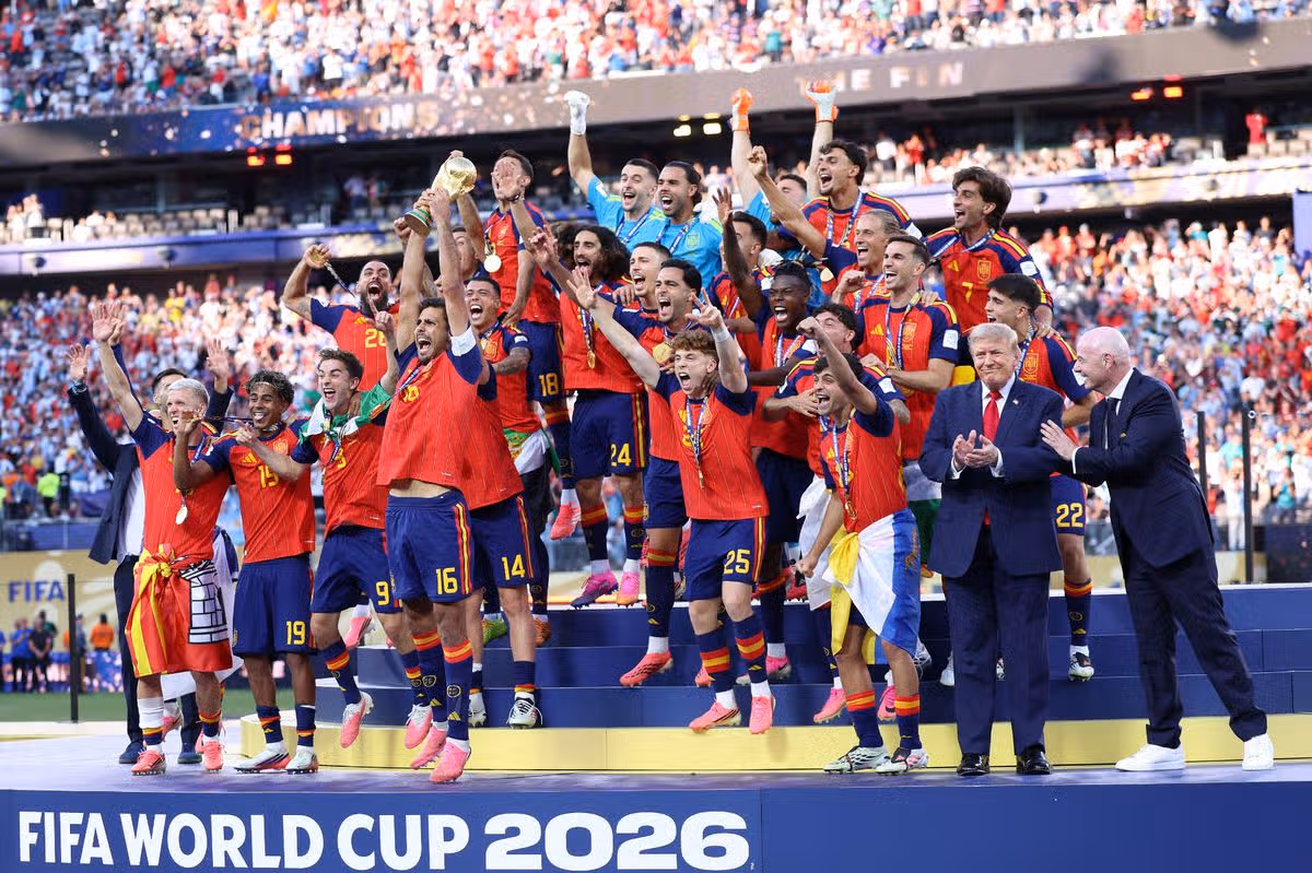 Prezident FIFA Gianni Infantino s prezidentom Spojených štátov Donaldom J. Trumpom ako Rodri zo Španielska dvíha nad hlavu trofej Svetového pohára FIFA