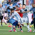 Leandro Paredes strčil Gaviho na podlahu.