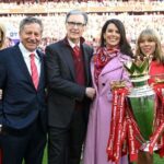 Majitelia Liverpoolu s trofejou Premier League
