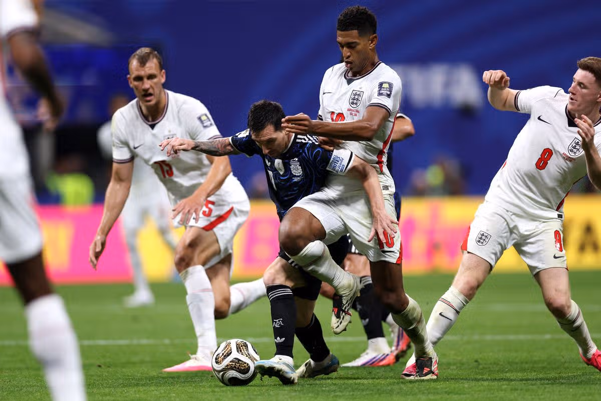 ATLANTA, GRUZÍNSKO – 15. JÚLA: Lionel Messi č. 10 z Argentíny kontroluje loptu proti Jude Bellinghamovi č. 10 z Anglicka počas semifinálového zápasu majstrovstiev sveta vo futbale 2026 medzi Anglickom a Argentínou na štadióne Atlanta 15. júla 2026 v Atlante v štáte Georgia. (Foto: Ryan Pierse – FIFA/FIFA cez Getty Images)