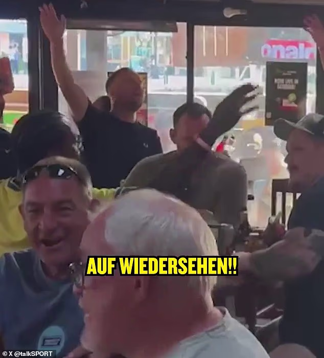 Anglickí fanúšikovia sa vysmievali odchodu Nemecka, keď sa pripravovali na svoj stret s DR Kongo v Atlante - na tomto obrázku podpisovali 'Auf Wiedersehen!' po penaltovom prehre s Paraguajom