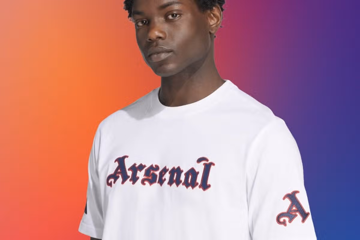 Muž v bielom tričku Arsenal