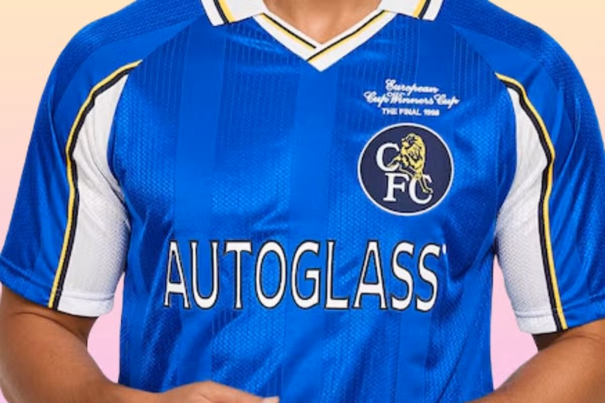 Detailný záber na muža v tričku Chelsea ECWC Final.