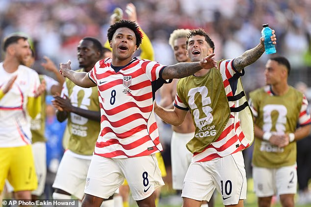 Weston McKennie (8) a Christian Pulisic (10) oslavujú klasikou Johna Denvera z roku 1971