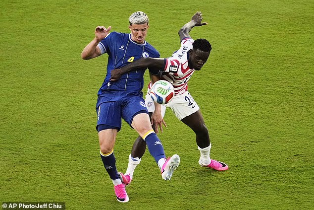 Folarin Balogun (20) fauloval bosnianskeho Tarika Muharemoviča (4), za čo dostal červenú kartu.