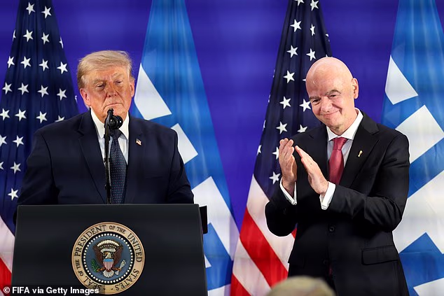Šéf FIFA Gianni Infantino sa dostal pod paľbu za „nechutnú“ výmenu názorov s Donaldom Trumpom