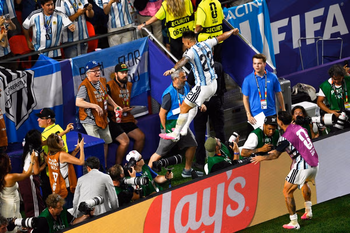 Argentínčan Lautaro Martinez oslavuje skokom do davu
