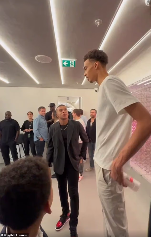 Znovu sa objavilo video, ktoré ukazuje prekvapivý výškový rozdiel medzi Kylianom Mbappem a Victorom Wembanyamom z tohto klipu zachyteného v draftovej lotérii NBA v roku 2023.