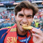 Ferran Torres drží svoju medailu po víťazstve Španielska v East Rutherford v New Jersey.