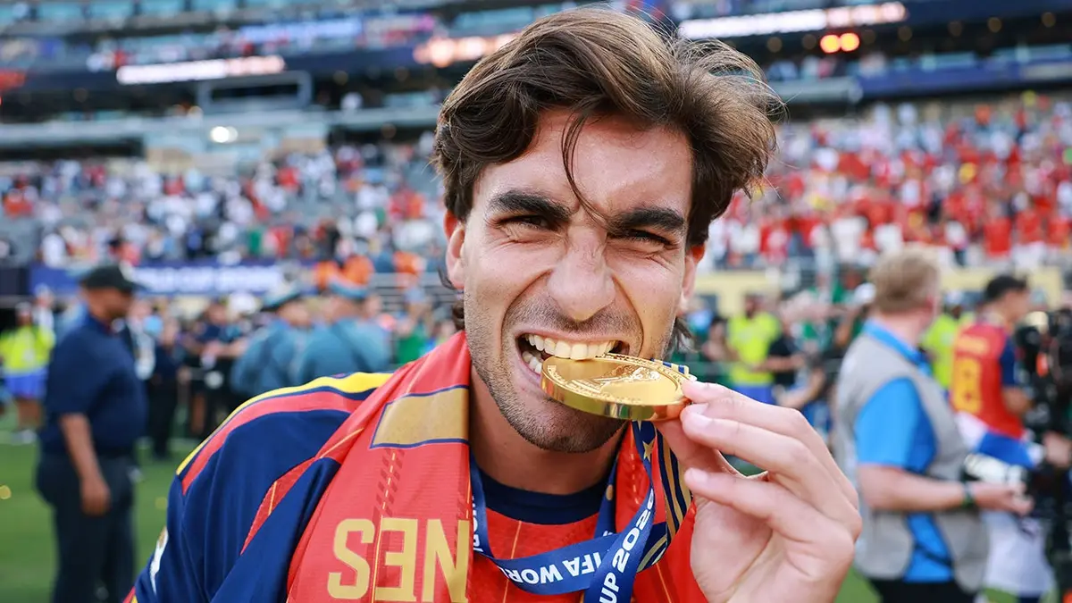 Ferran Torres drží svoju medailu po víťazstve Španielska v East Rutherford v New Jersey.
