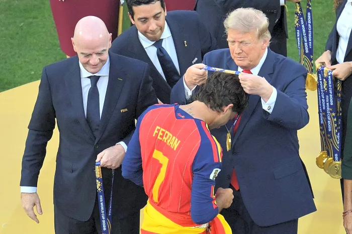 Ferran Torres sa na prehliadke Svetového pohára FIFA zjavne vysmieva Donaldovi Trumpovi slovami „Urobte Španielsko opäť skvelým“.