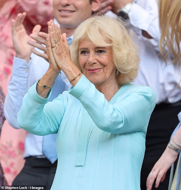 Kráľovná Camilla tlieska Arthurovi Ferymu z Royal Box na konci jeho epického víťazstva