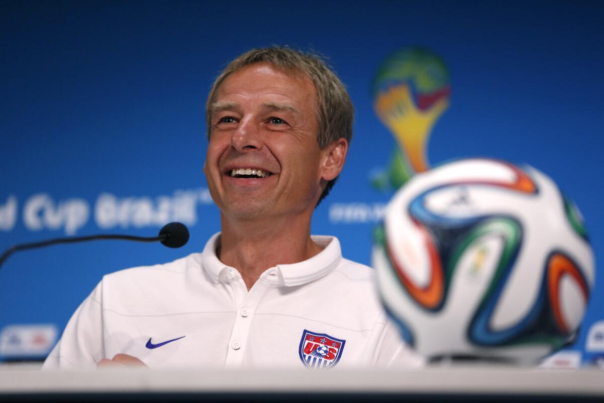 Jurgen Klinsmann sa prihovára médiám počas tlačovej konferencie predtým, ako USA hrali s Portugalskom v skupinovom zápase majstrovstiev sveta v roku 2014
