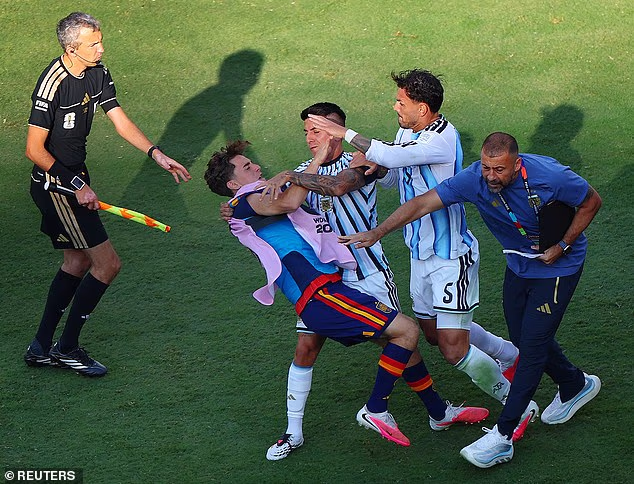 Argentínčan Leandro Paredes bol po odpískaní vylúčený za násilie so Španielskom
