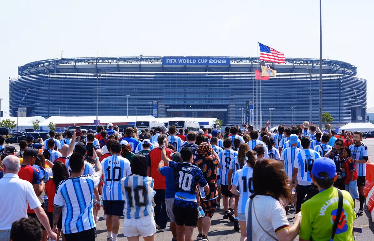 Futbaloví fanúšikovia čelia obrovským radom, aby sa dostali do MetLife