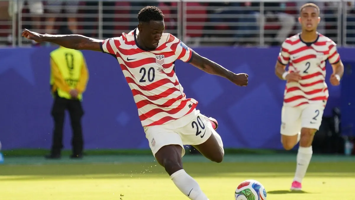 Americký útočník Folarin Balogun kope loptu proti Bosne a Hercegovine v 32. kole majstrovstiev sveta vo futbale 2026 na Levi's Stadium v ​​Santa Clare v Kalifornii.