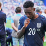 Folarin Balogun (20) z USA odchádza z ihriska po prehre s Belgickom v zápase osemfinále MS v Seattli v pondelok 6. júla 2026.