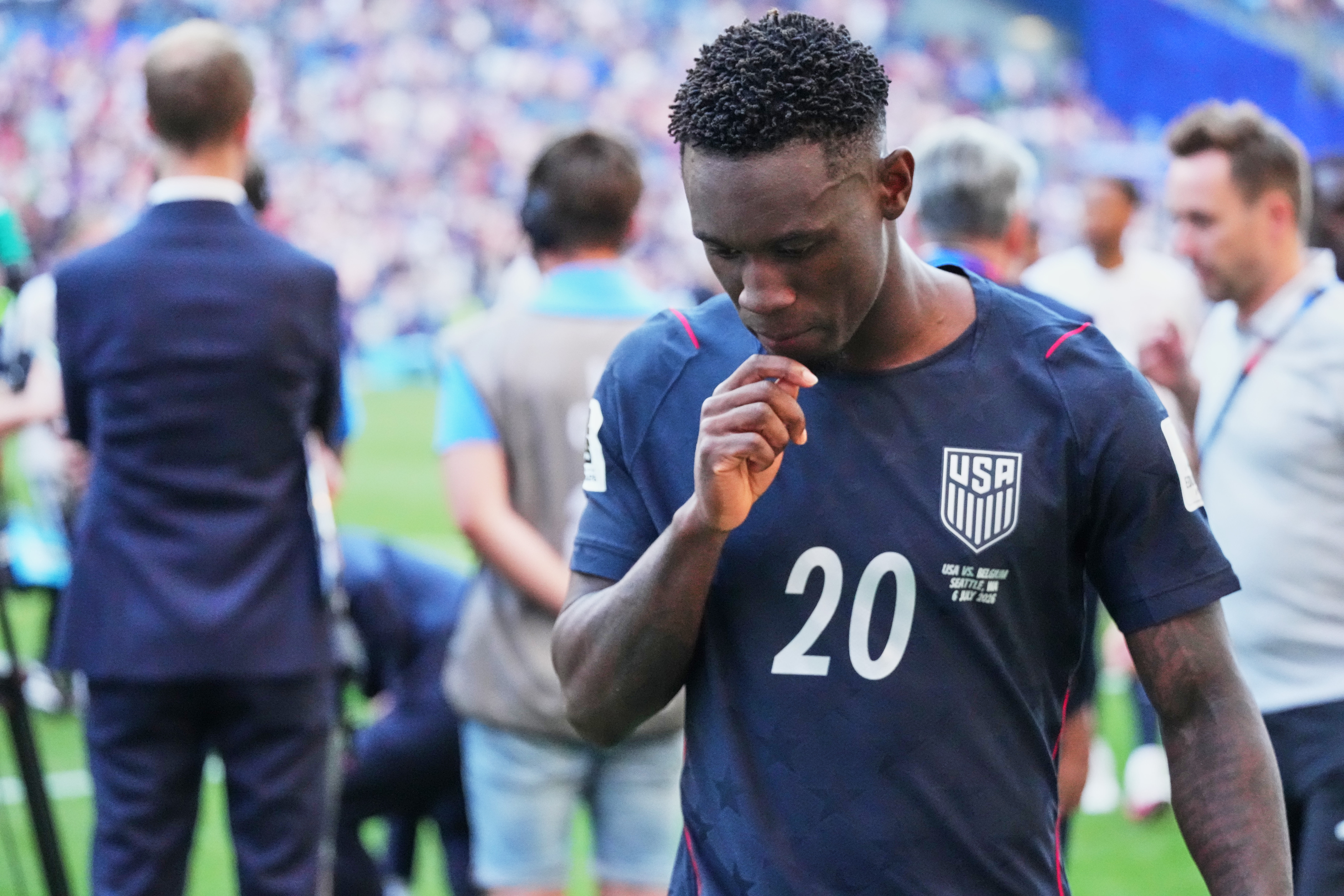 Folarin Balogun (20) z USA odchádza z ihriska po prehre s Belgickom v zápase osemfinále MS v Seattli v pondelok 6. júla 2026.