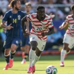 Folarin Balogun po odvolaní červenej karty postúpil do 16. kola Svetového pohára