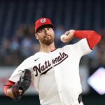 22. júna 2026; Washington, District of Columbia, USA; Počiatočný nadhadzovač Washington Nationals Foster Griffin (22) nastúpi proti Philadelphii Phillies počas siedmej zmeny v Nationals Park. Povinný kredit: Geoff Burke-Imagn Images