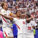 Foto: Noví spoluhráči z Realu Madrid sa objímajú po víťazstve Anglicka nad Francúzskom