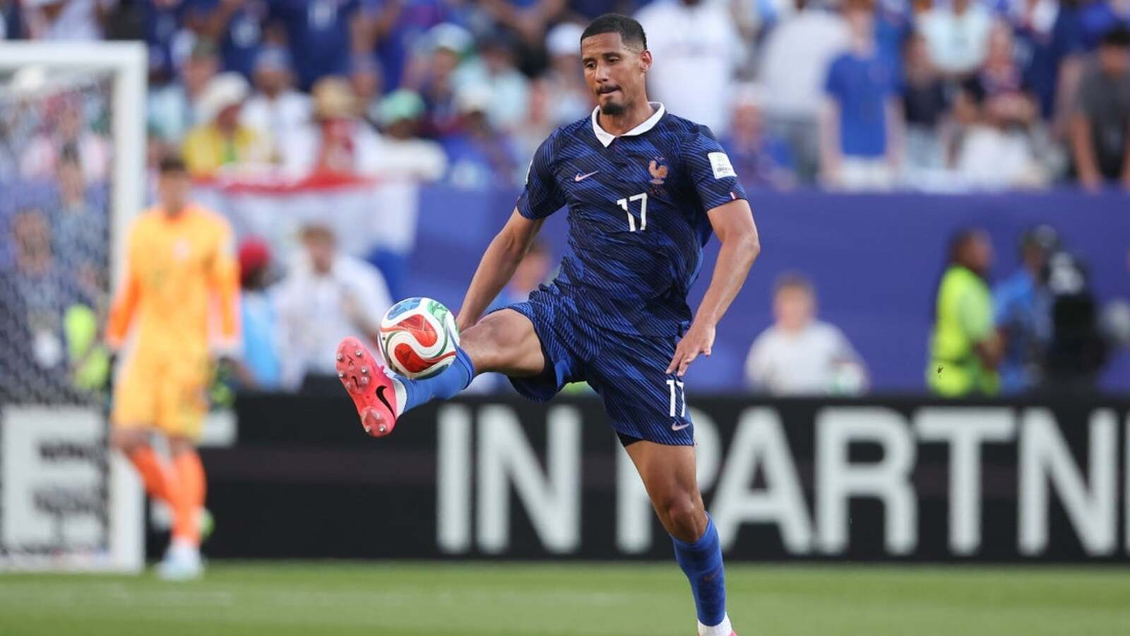 France D William Saliba odchádza so zranením, nahradil ho Maxence LaCroix