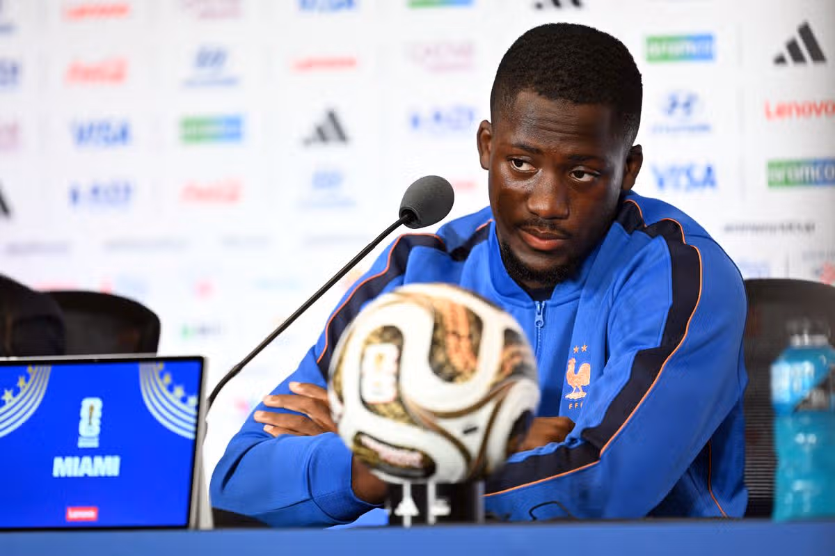 Ibrahima Konate na tlačovej konferencii vo Francúzsku