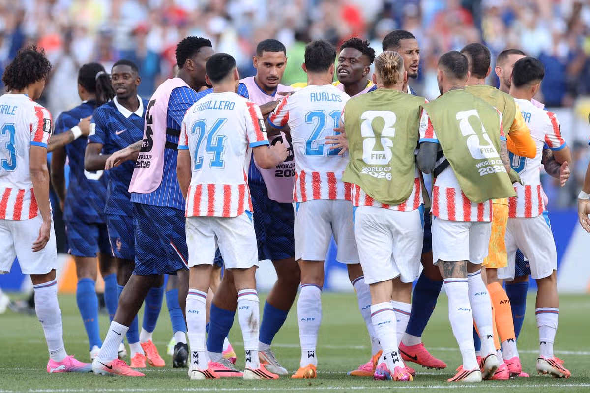 Hráči sa medzi sebou rozprávajú po zápase osemfinále FIFA World Cup 2026 medzi Paraguajom a Francúzskom na štadióne Philadelphia